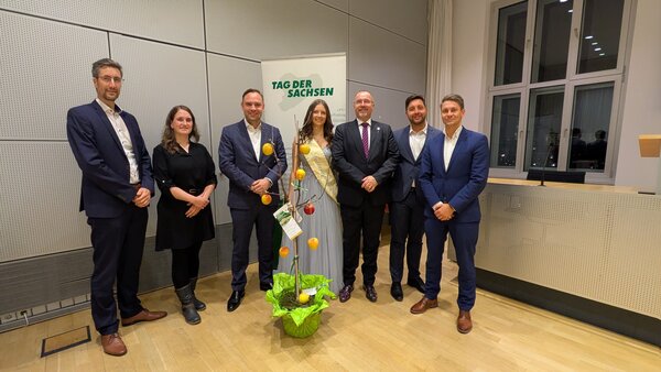 Ronald Kretzschmar (OB Sebnitz), Sara Häntzschel (Stadtmarketing Sebnitz), Landtagspräsident Alexander Dierks, Spitzenprinzessin Maxi Schulz, OB Steffen Zenner, Büroleiter Lars Krämer und Nico Dittmann (Bürgermeister Thalheim) (v.li.) 