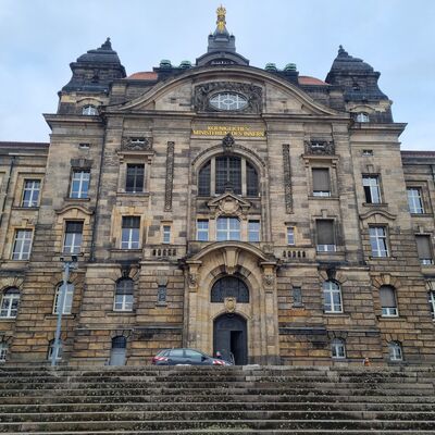 Bild vergr&ouml;&szlig;ern: Sächsische Staatskanzlei. Außen.