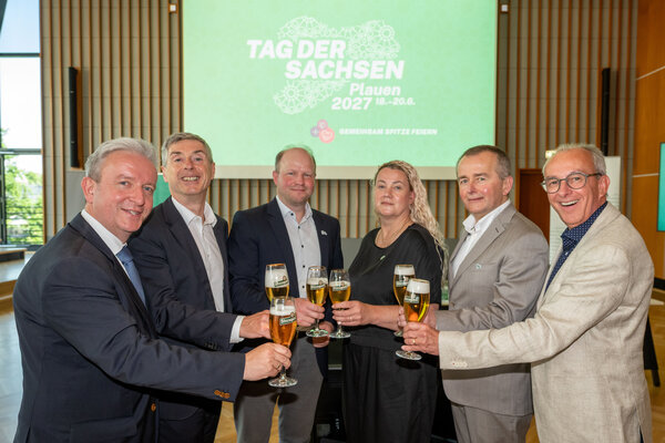 Jan Gerbeth (Sternquell), Andreas Hostalka (Volksbank Vogtland), Oliver Kalis (Stadtwerke Strom Plauen), Astrid von Watzdorf (Stadtwerke Erdgas Plauen),  Marko Mühlbauer (Sparkasse Vogtland) und Thomas Münzer (Sternquell) gemeinsam für den "Tag der Sachsen" 2027.