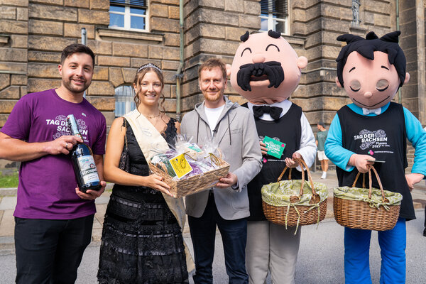 Tag des offenen Regierungsviertels -  Lars Krämer (Stabsleiter Tag der Sachsen), Spitzenprinzessin Maxi Schulz,  Ministerpräsident Michael Kretschmer sowie "Vater und Sohn" von e.o.plauen  