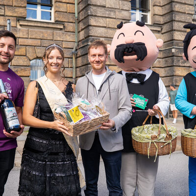 Bild vergr&ouml;&szlig;ern: Tag des offenen Regierungsviertels -  Lars Krämer (Stabsleiter Tag der Sachsen), Spitzenprinzessin Maxi Schulz,  Ministerpräsident Michael Kretschmer sowie "Vater und Sohn" von e.o.plauen