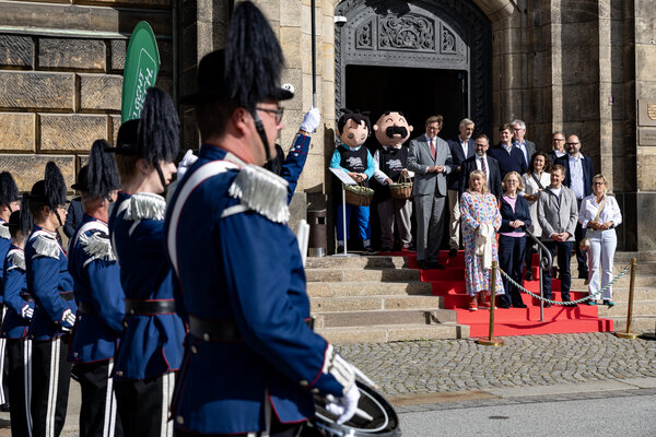 Vater und Sohn zum Tag des offenen Regierungsviertels mit den Ministerinnen und Ministern des Freistaates
