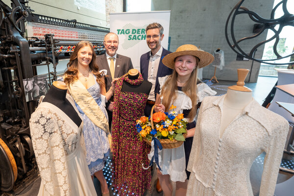 Spitzenprinzessin Maxi Schulz, Plauens Oberbürgermeister Steffen Zenner, der Sebnitzer Oberbürgermeister Ronald Kretzschmar und Blumenmädchen Jolien Kirschner (v.l.n.r.) in der Fabrik der Fäden 