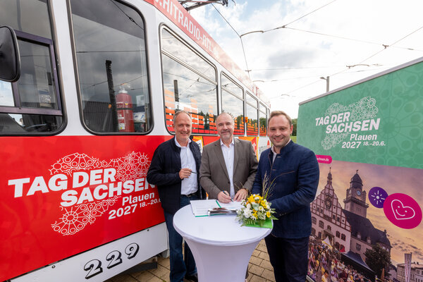 »Tag der Sachsen": Vertragsunterzeichnung mit erstem Medienpartner - Straßenbahn in passendem Look