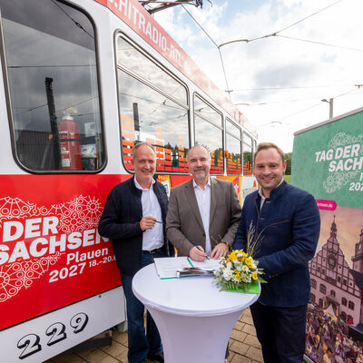 Bild vergr&ouml;&szlig;ern: »Tag der Sachsen": Vertragsunterzeichnung mit erstem Medienpartner - Straßenbahn in passendem Look