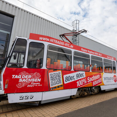 Bild vergr&ouml;&szlig;ern: »Tag der Sachsen": Vertragsunterzeichnung mit erstem Medienpartner - Straßenbahn in passendem Look