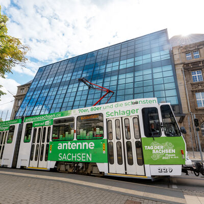 Bild vergr&ouml;&szlig;ern: »Tag der Sachsen": Vertragsunterzeichnung mit erstem Medienpartner - Straßenbahn in passendem Look