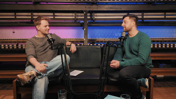 Screenshot aus Folge 1 des Videopodcasts "Tag der Sachsen 2027: So entsteht das Fest" mit Host Max (links im Bild) und Lars Krämer (Projektleiter "Tag der Sachsen" in Plauen) 