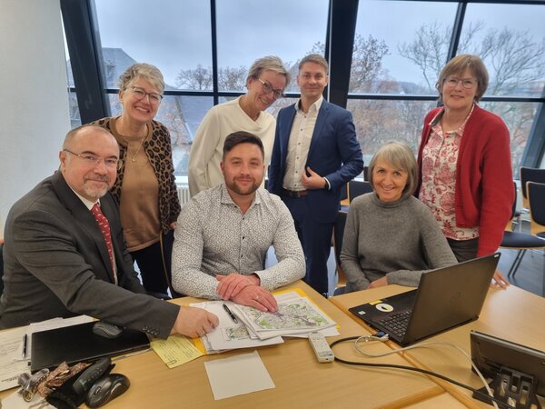 Oberbürgermeister Plauen Steffen Zenner, Büroleiter Lars Krämer, Anett Juhrs von der Geschäftsstelle »Tag der Sachsen« (u.v.l.) sowie Katrin Kramer von der Stadt, Leiterin Geschäftsstelle »Tag der Sachsen« Birgit Kretschmer, Nico Dittmann (1. Vizepräsident des Kuratoriums) und Gunhild Spranger vom Planungsteam der Stadt (stehend v. l.) beim Treffen in Plauen. 