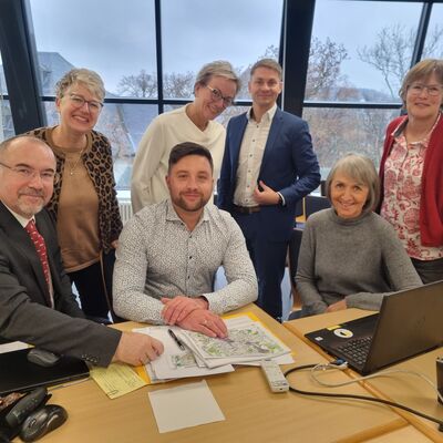 Bild vergr&ouml;&szlig;ern: Oberbürgermeister Plauen Steffen Zenner, Büroleiter Lars Krämer, Anett Juhrs von der Geschäftsstelle »Tag der Sachsen« (u.v.l.) sowie Katrin Kramer von der Stadt, Leiterin Geschäftsstelle »Tag der Sachsen« Birgit Kretschmer, Nico Dittmann (1. Vizepräsident des Kuratoriums) und Gunhild Spranger vom Planungsteam der Stadt (stehend v. l.) beim Treffen in Plauen.